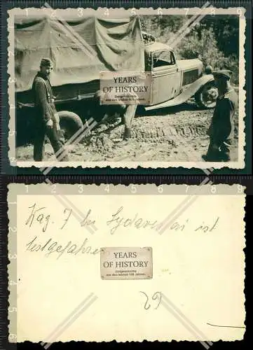 Orig. Foto Fahrzeug LKW im Schlamm festgefahren Soldaten versuchen diesen zu be