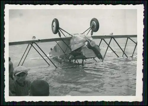 Foto Flugzeug Aircraft auf Kopf liegend - in der Nordsee Ostsee ? um 1939