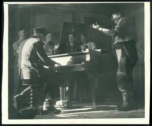 Foto 22x18cm - Soldaten Wehrmacht Musik am Klavier mit Sänger