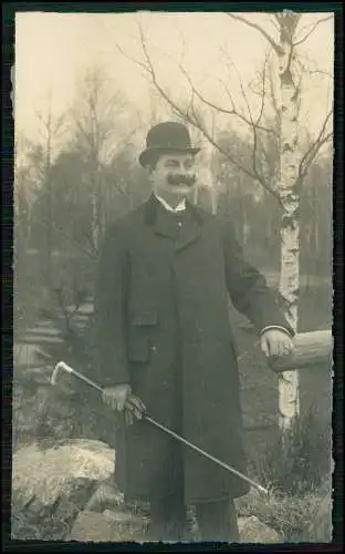 Foto feiner Herr mit Mantel Stock und Melone Standportrait 1915