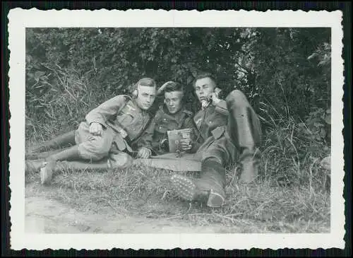 Foto AK Wehrmacht Soldaten Nachrichten Telefon Funk an der Front