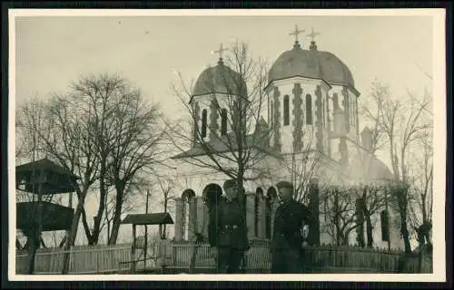 Foto AK Wehrmacht Soldaten vor Kirche Kathedrale Ostfront 1943