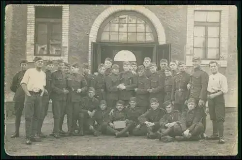 Foto AK Gruppe Polnische Soldaten Polen Karte gelaufen