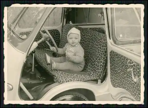 Foto Kind sitzt auf dem Fahrersitz in einem Auto Fahrzeug Oldtimer PKW um 1950