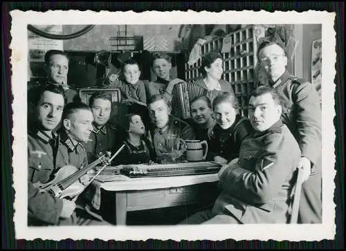 6x Foto Deutsch Wehrmacht Soldaten bei Familie mit Geige Zither fröhlicher Abend