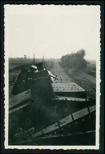 Foto Von der Wehrmacht erbeuteter zerstörter russischer Panzerzug Tank