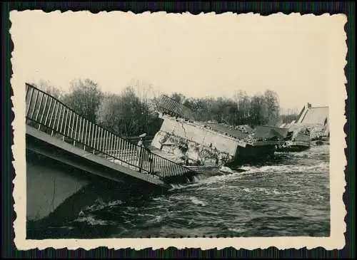 2x Foto Soldaten Wehrmacht Vormarsch Frankreich Belgien Kriegszerstörung Brücke