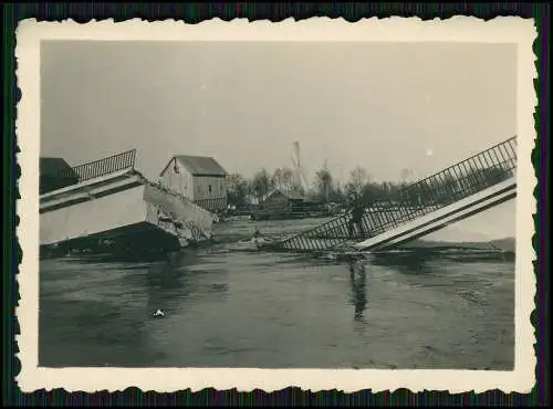 2x Foto Soldaten Wehrmacht Vormarsch Frankreich Belgien Kriegszerstörung Brücke