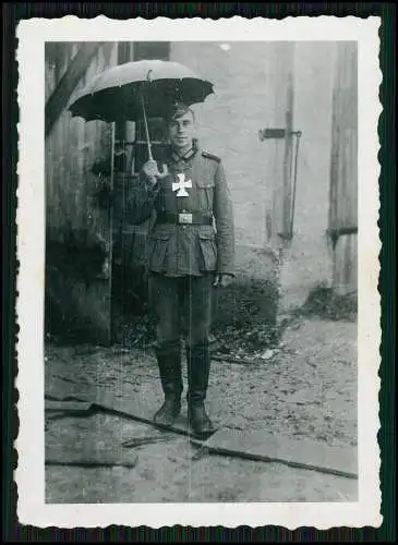 Foto Soldat Wehrmacht Waffenmeisterei mit Regenschirm