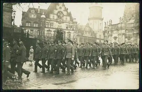 Foto AK 1.WK Soldaten marschieren durch Dresden Sachsen 1915 Fotograf siehe Foto