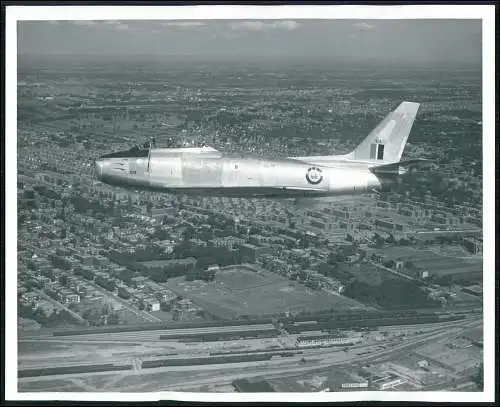 Foto 25x20 cm Foto Militärflugzeug, Jagdflugzeug Sabre Luftbild über Bahnhof