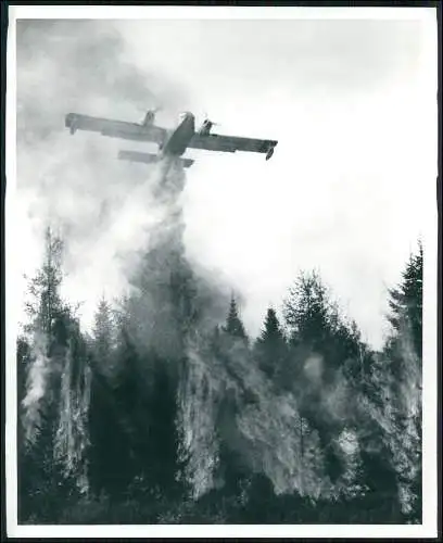 Foto 26x21 cm Flugzeug Löschflugzeug Brandbekämpfung mit Tanks Canadair CL-215