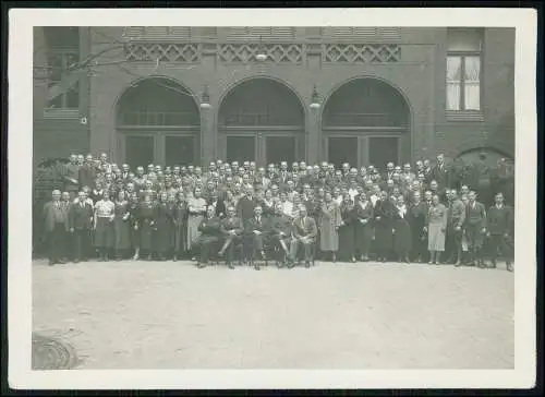 Foto 18x13 cm Gruppenaufnahme vor Markanten Gebäude um 1935