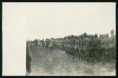 Foto AK 1.WK Soldaten mit dem Kaiser und andere im Felde