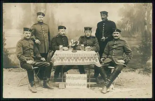 Foto AK 1. WK Soldaten Spruch die Welt ist schön....fröhlich Bier trinken