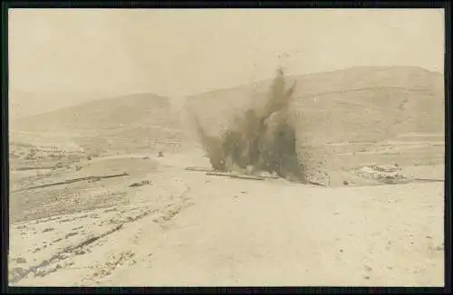 2x Foto AK Feldpost  1. WK Soldaten schwere Explosionen