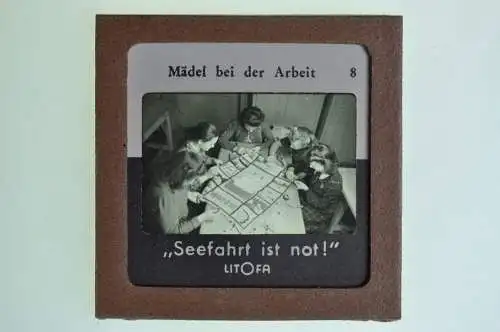 Orig. Dia Litofa 5x5 cm Mädel bei der Arbeit ein Plakat fertigen für Seefahrt