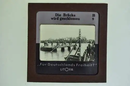 Orig. Dia Litofa 5x5 cm Soldaten Pioniere Fertigstellung einer Pontonbrücke