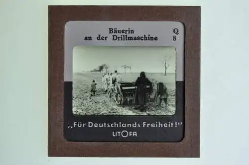 Orig. Dia Litofa 5x5 cm Bauer Bäuerin auf dem Feld an der Drillmaschine