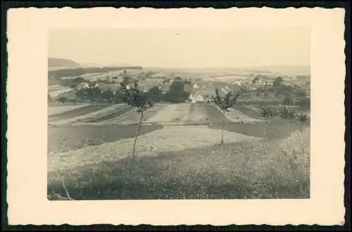 Foto AK Blick von Anhöhe auf kleines Dorf mit Kirche um 1940 Wo ?