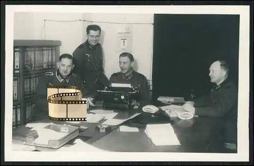 4x Foto AK Soldaten Wehrmacht auf der Schreibstube in der Kaserne uvm.