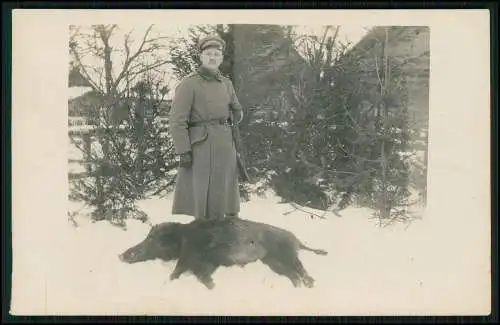 Foto AK 1.WK Soldat mit Karabiner vor erlegten Wildschwein Ostfront Winter 1917