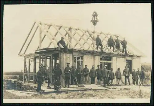 2x Foto AK 1.WK Soldaten bauen ein Haus Richtfest viele Handwerker Ostfront 1917