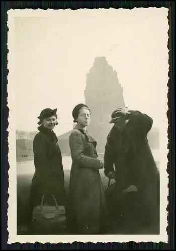 4x Foto Fahrzeug Pkw Oldtimer Opel 6 am Völkerschlachtdenkmal Leipzig 1938