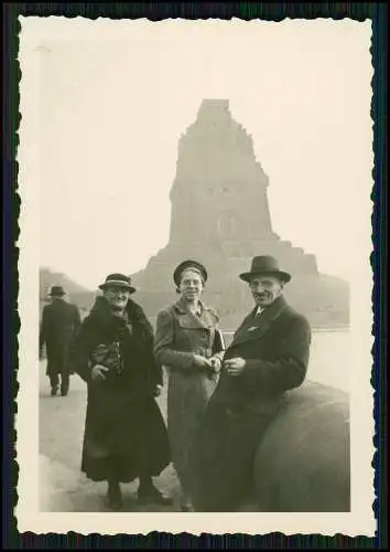 4x Foto Fahrzeug Pkw Oldtimer Opel 6 am Völkerschlachtdenkmal Leipzig 1938