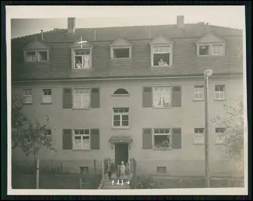 Foto Haus Ansicht in Baden-Württemberg um 1920 Personen schauen aus dem Fenster