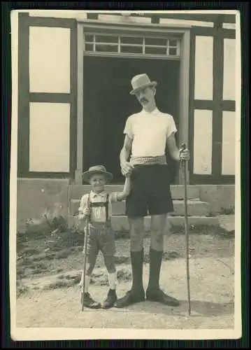 Foto sehr großer Vater mit Sohn beide mit Spazierstock auf Reise 1936