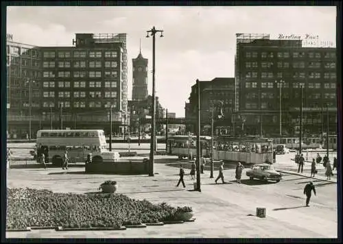 Foto AK Berlin Mitte, Alexanderplatz, Straßenpartie DDR Straßenbahn Autos uvm.