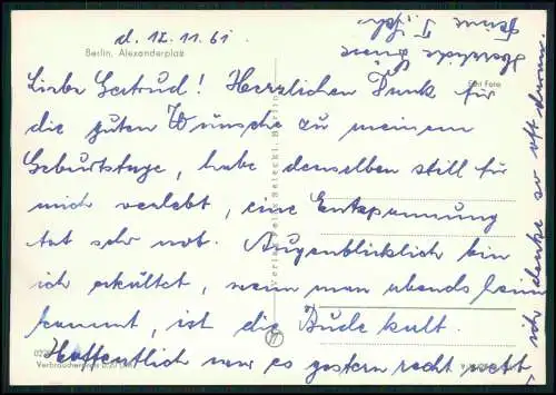 Foto AK Berlin Mitte, Alexanderplatz, Straßenpartie DDR Straßenbahn Autos uvm.