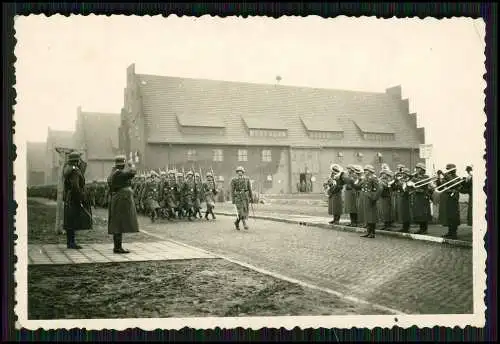 Foto Soldaten Wehrmacht Ausmarsch aus der Kaserne mit Musik Band