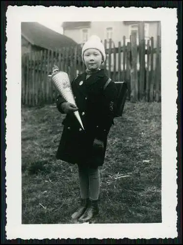 Altes Foto Einschulung, Mädchen mit Zuckertüte, Schulranzen um 1940