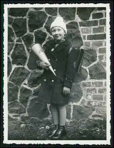 Altes Foto Einschulung, Mädchen mit Zuckertüte, Schulranzen um 1940