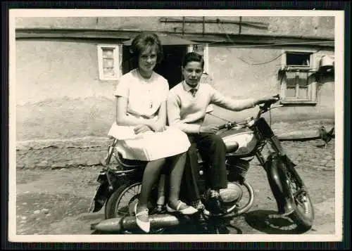 Foto Mädchen auf Moped Motorrad mit Freund 1963 Marke siehe Foto