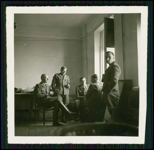 Foto Soldaten der Wehrmacht Besprechung um 1942 Namen siehe Rückseite