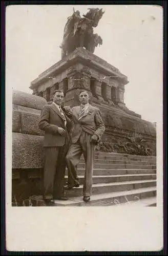 Foto AK Rüdesheim am Rhein, 2 Männer im Anzug vor dem Niederwalddenkmal 1930