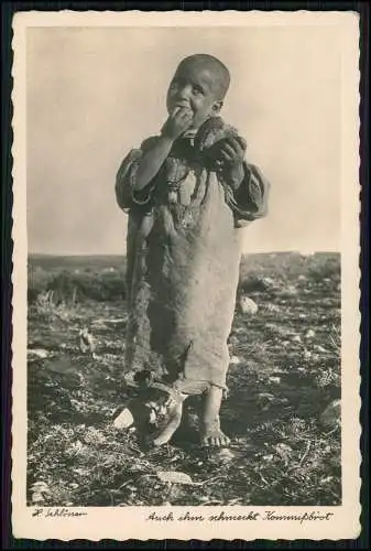 Foto AK Wehrmacht Deutsches Afrikakorps - kleiner Junge Kommißbrot -H. Schlösser