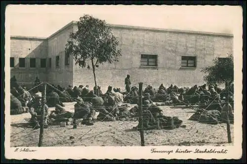 Foto AK Wehrmacht Deutsches Afrikakorps Tommys hinter Stacheldraht H. Schlösser