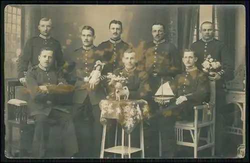 Foto AK 1.WK im Atelier - Soldaten vom Königin Elisabeth Rekruten Bataillon 1916