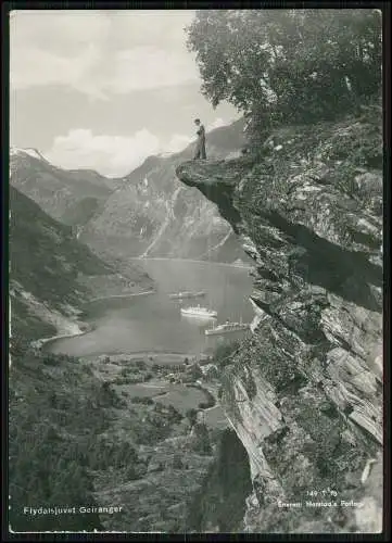 AK Geiranger Norwegen Flydalsjuvet Wanderer auf Klippe über den Fjord Schiffe