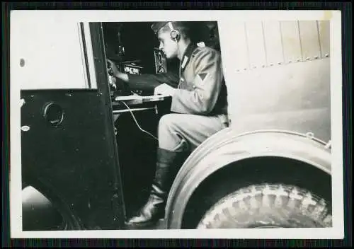 2x Foto Soldat im Fahrzeug Kopfhörer Nachrichten Technik und 1x Standportrait