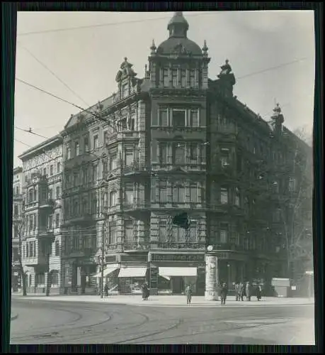 Foto großes Geschäftshaus Kaufhaus Konditorei Café Straße Litfaßsäule um 1920