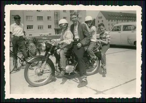 Foto Moped Motorrad kleine und große Jungs Gießen Hessen 1952