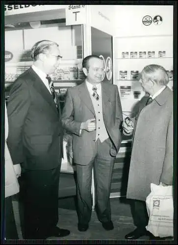 2x Foto Firma Henkel Düsseldorf Holthausen wohl Messestand um 1960