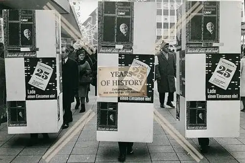 Foto Dorsten Ruhrgebiet 3x Litfaßsäule 1963 von Menschen getragen Innenstadt