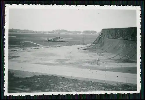 Foto Wehrmacht Flugzeug Aircraft Flugplatz mit Tarnnetzen abgedeckt 1941-42