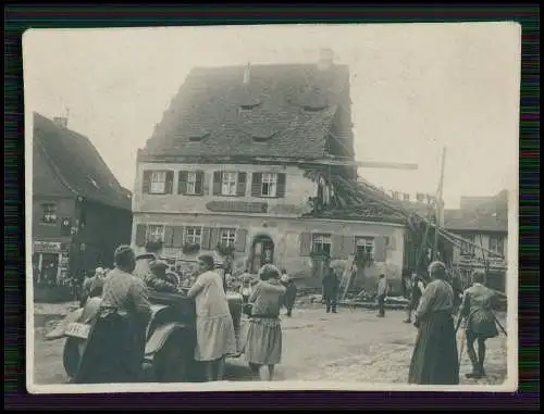 Foto Haus im Dorf zerstört Explosion Kriegszerstörung Dorfgemeinschaft hilft